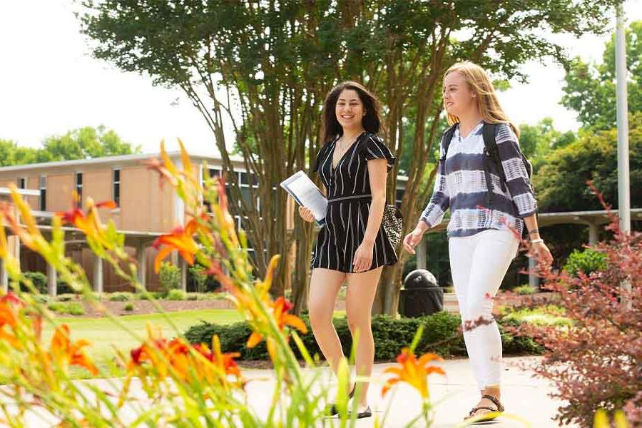 正规博彩十大网站排名 students walking on campus.